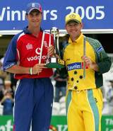 Michael Vaughan and Ricky Ponting with the NatWest Series trophy &copy; Getty Images