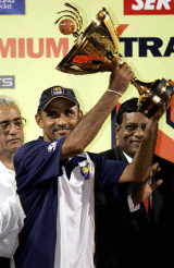 Marvan Atapattu holds aloft the Indian Oil Cup after Sri Lanka comprehensively beat India in the final &copy; AFP