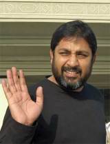 Inzamam-ul-Haq waves away his recent worries after arriving from London at the Allama Iqbal International airport, Lahore, where supporters cheered him &copy; AFP