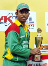 Aftab Ahmed holds the Man Of The Series trophy after Bangladesh's 2-0 win over Scotland &copy; AFP