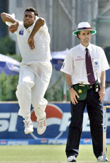 Danish Kaneria's bowling has snuffed out the heart from Sri Lanka's resistance &copy; AFP